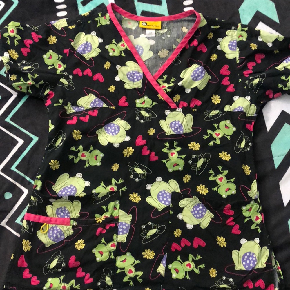 2 pocket scrub top